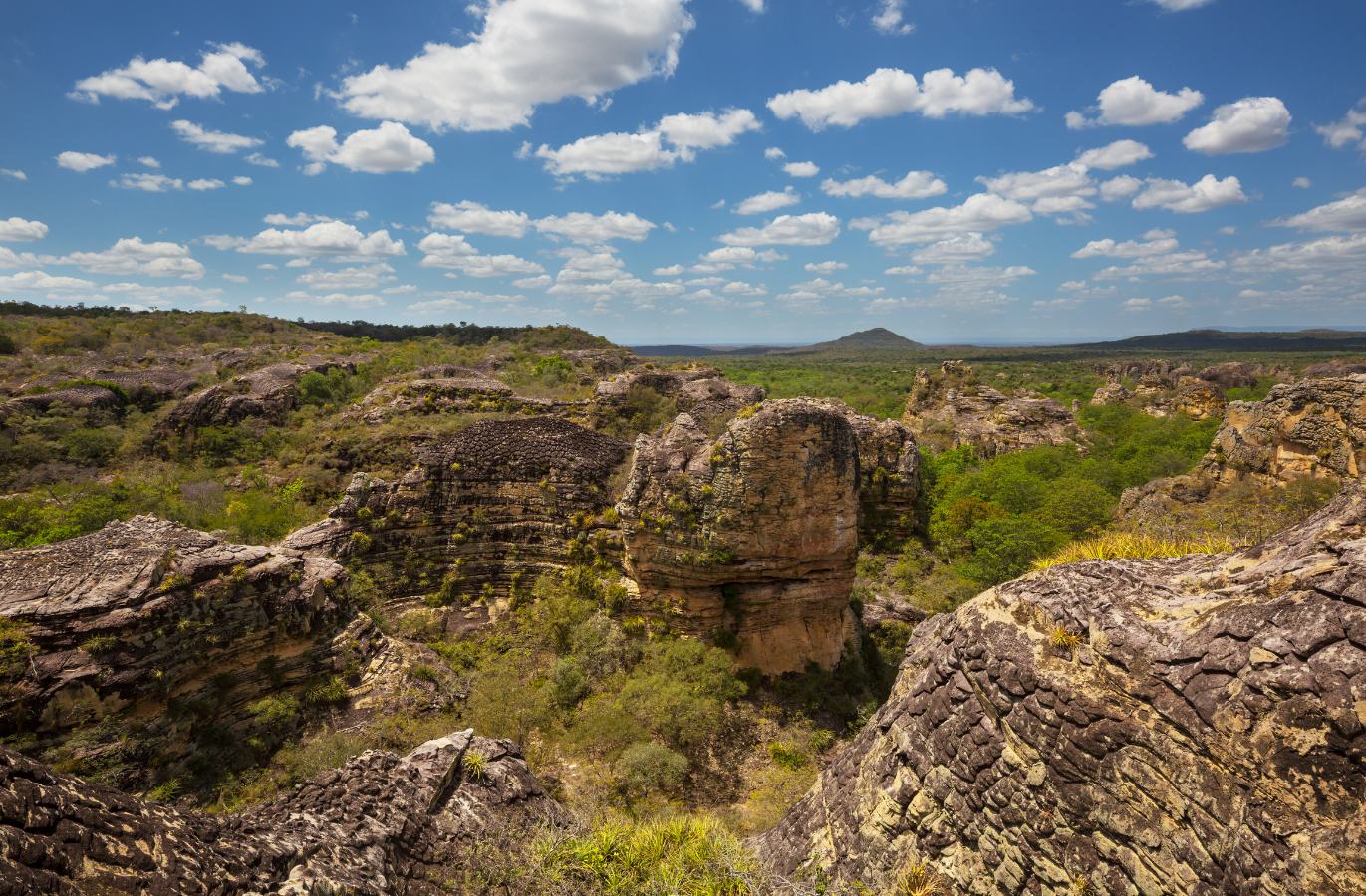 ヒーロー画像（奇岩群の壮大な風景）