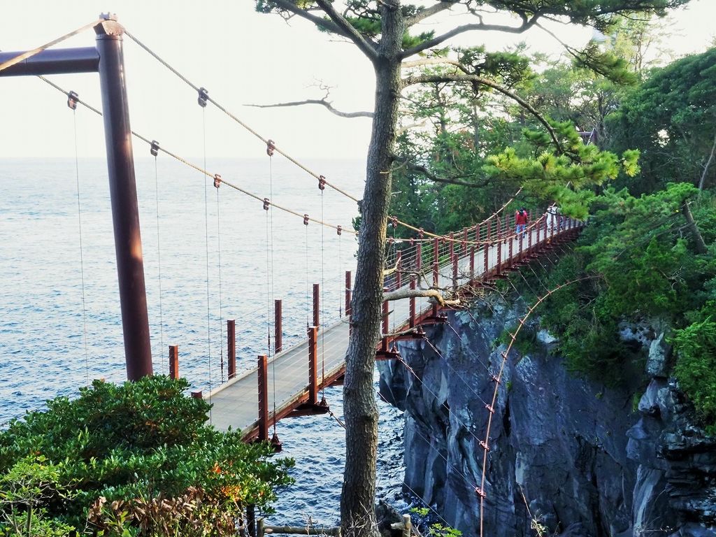 城ケ崎つり橋越しの伊豆の海